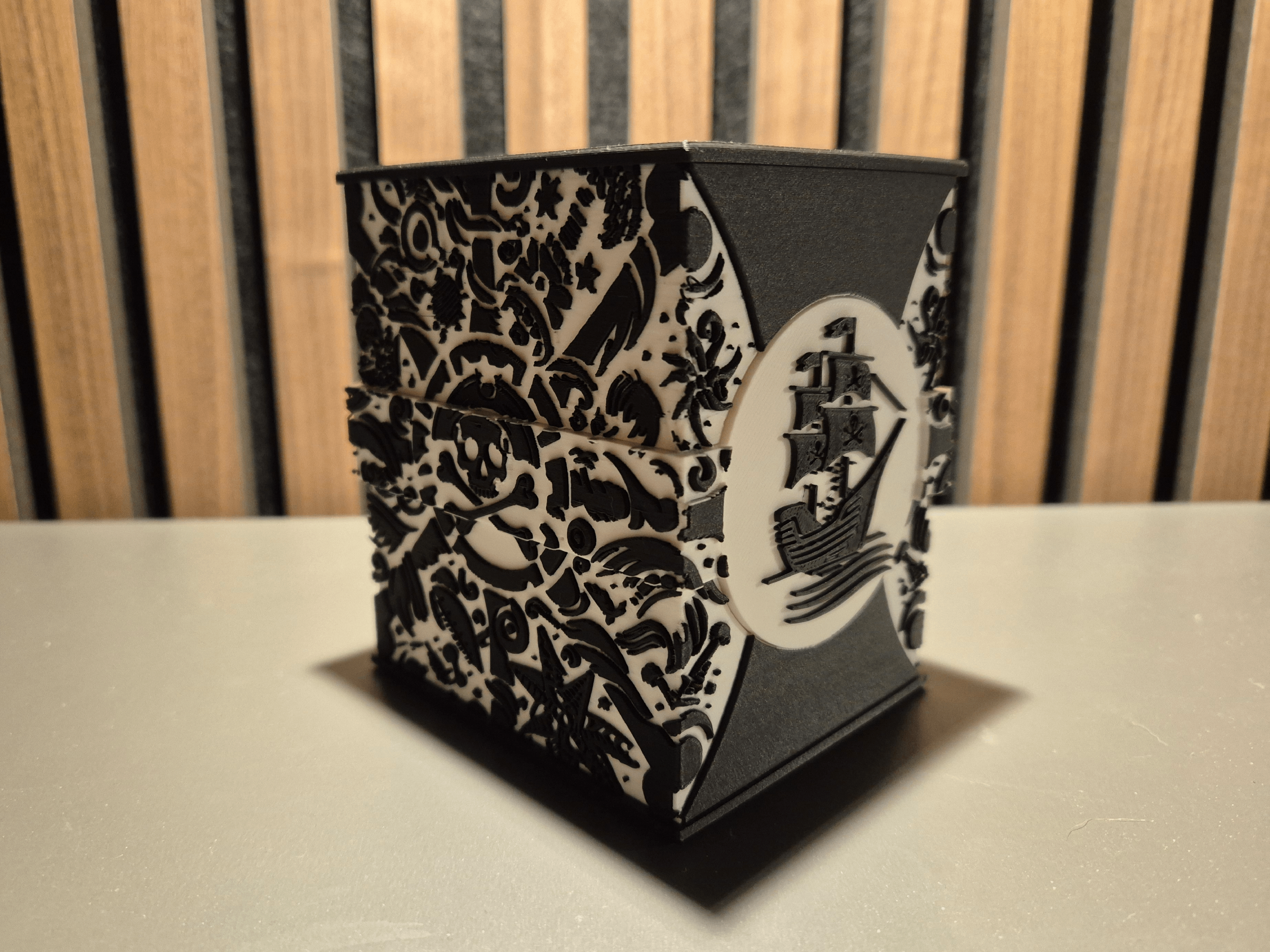 Deck box pirate personnalisée Ironsmith